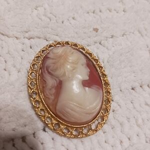Source Unknown Gold and Cream Cameo Brooch